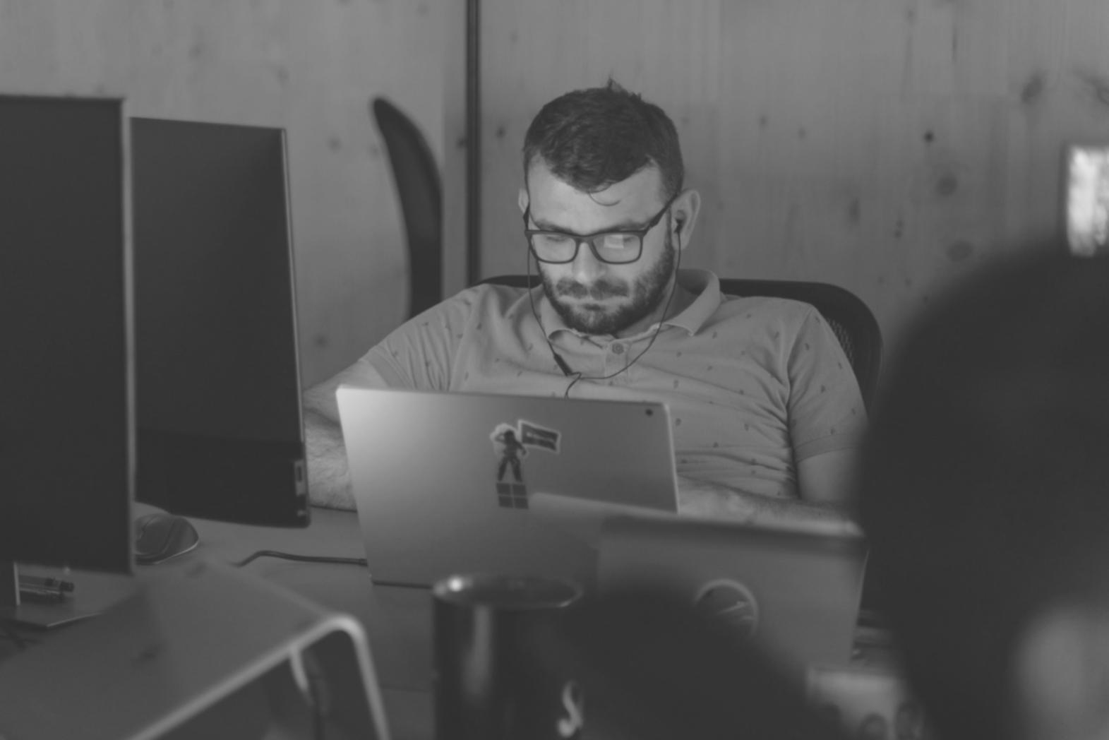 Bureau de conseil financier moderne avec documentation stratégique
